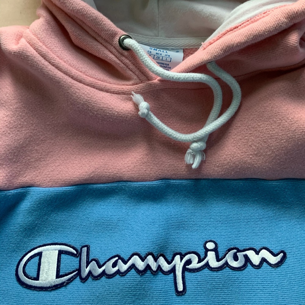 super cute cropped champion hoodie with suits on sleeves size small